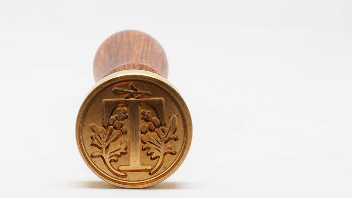 Un timbro di legno appoggiato su un foglio di carta artigianale