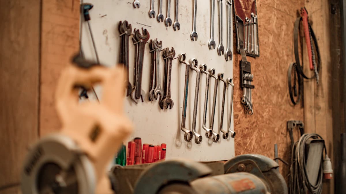 Attrezzi da falegname in legno appesi in ordine in un'officina artigianale