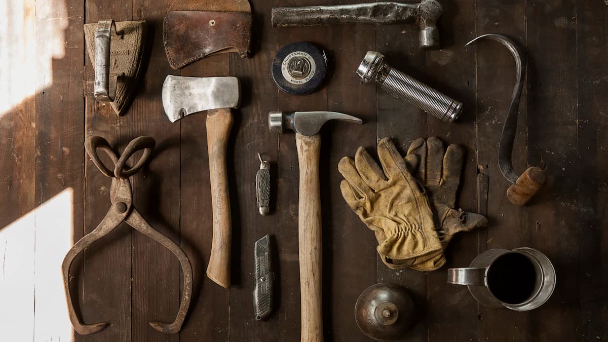 Attrezzi da lavoro in legno disposti con cura su un piano di lavoro