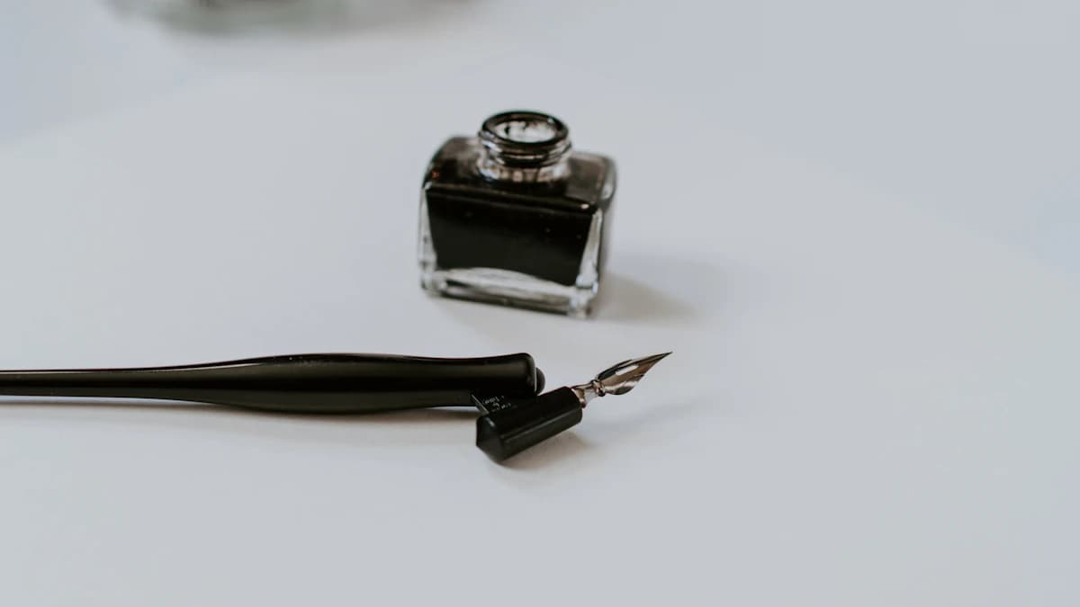 Una boccetta d'inchiostro d'epoca con una penna stilografica adagiata sopra una carta bianca e pulita