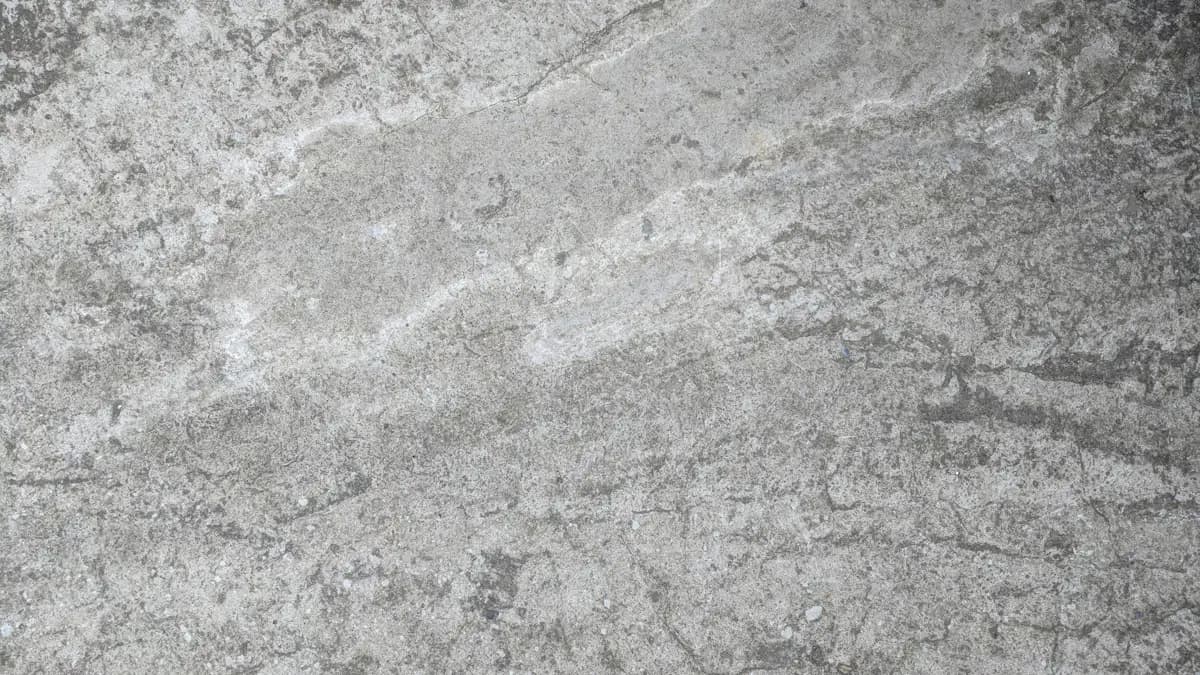 Primo piano di una superficie liscia ed elegante in marmo grigio con venature naturali