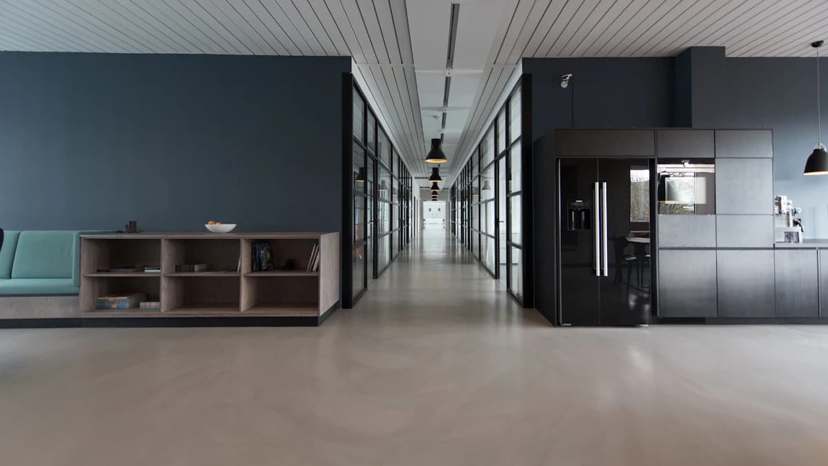 Elegante sala riunioni di un ufficio aziendale moderno e minimalista con dettagli in legno e toni neutri
